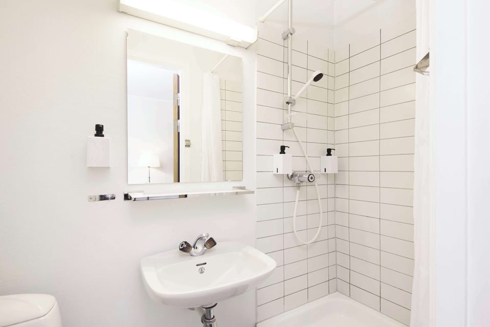 Shower, towels