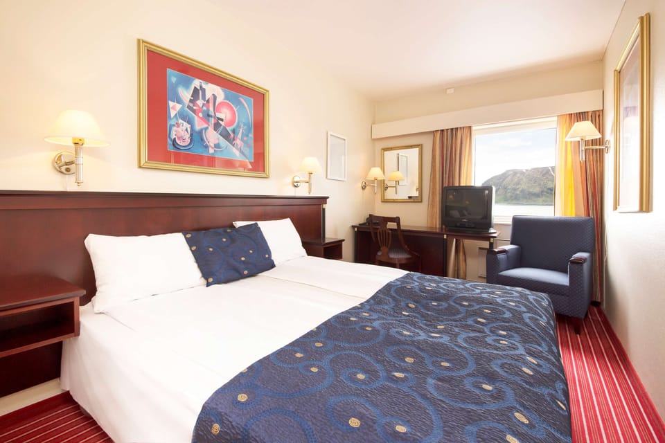 Desk, cribs (free), WiFi (free), bed sheets