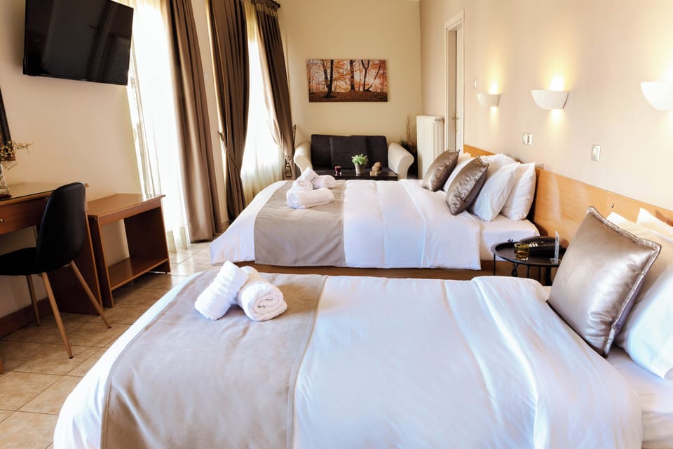 Comfort Triple Room, 3 Twin Beds | In-room safe, desk, blackout drapes, iron/ironing board