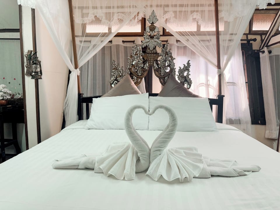Deluxe Room, 1 King Bed | Desk, blackout drapes, free WiFi, bed sheets