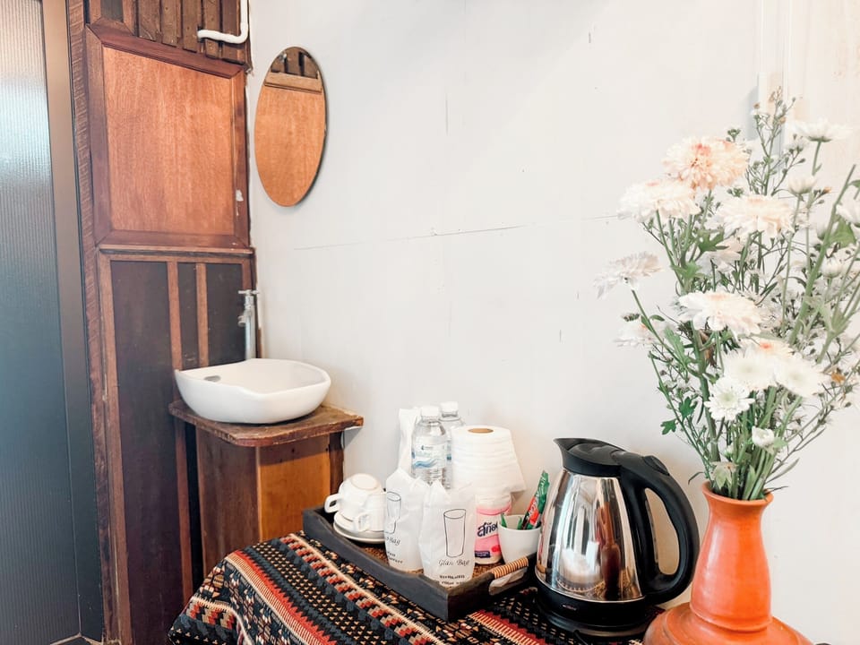 Deluxe Room, 1 Queen Bed | Desk, blackout drapes, free WiFi, bed sheets