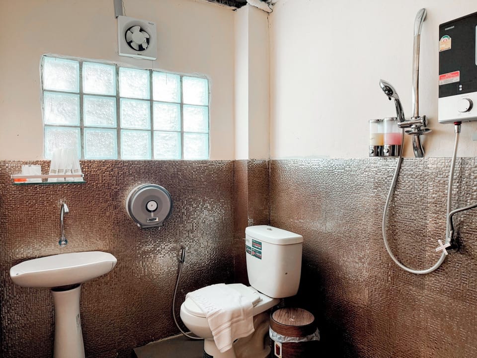 Family Room | Bathroom | Shower, free toiletries, hair dryer, slippers