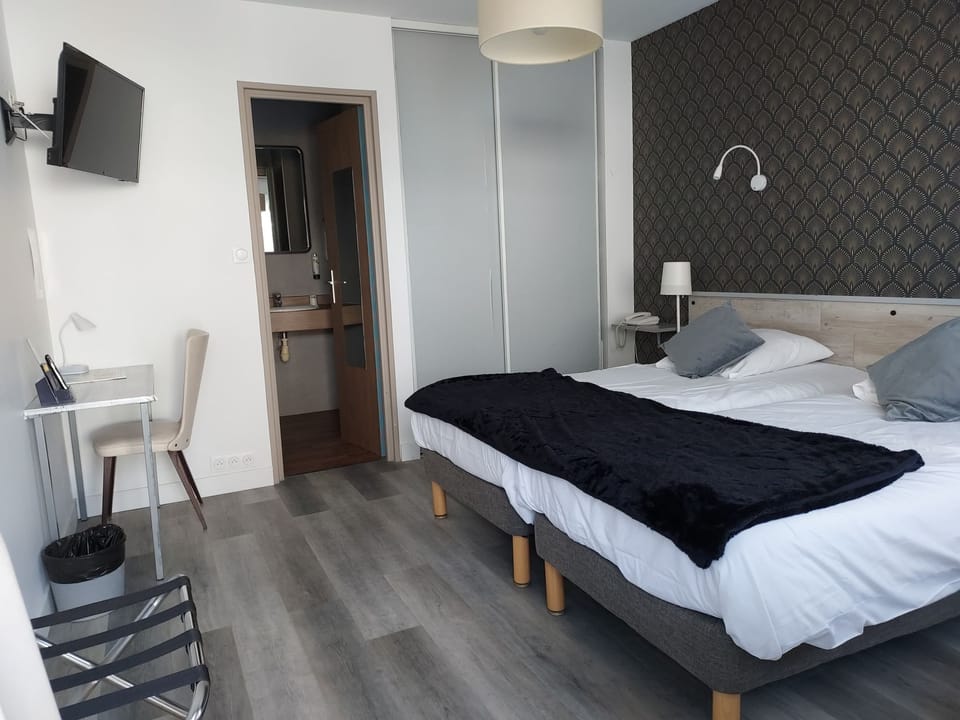 Superior Double Room | Premium bedding, individually decorated, desk, blackout drapes