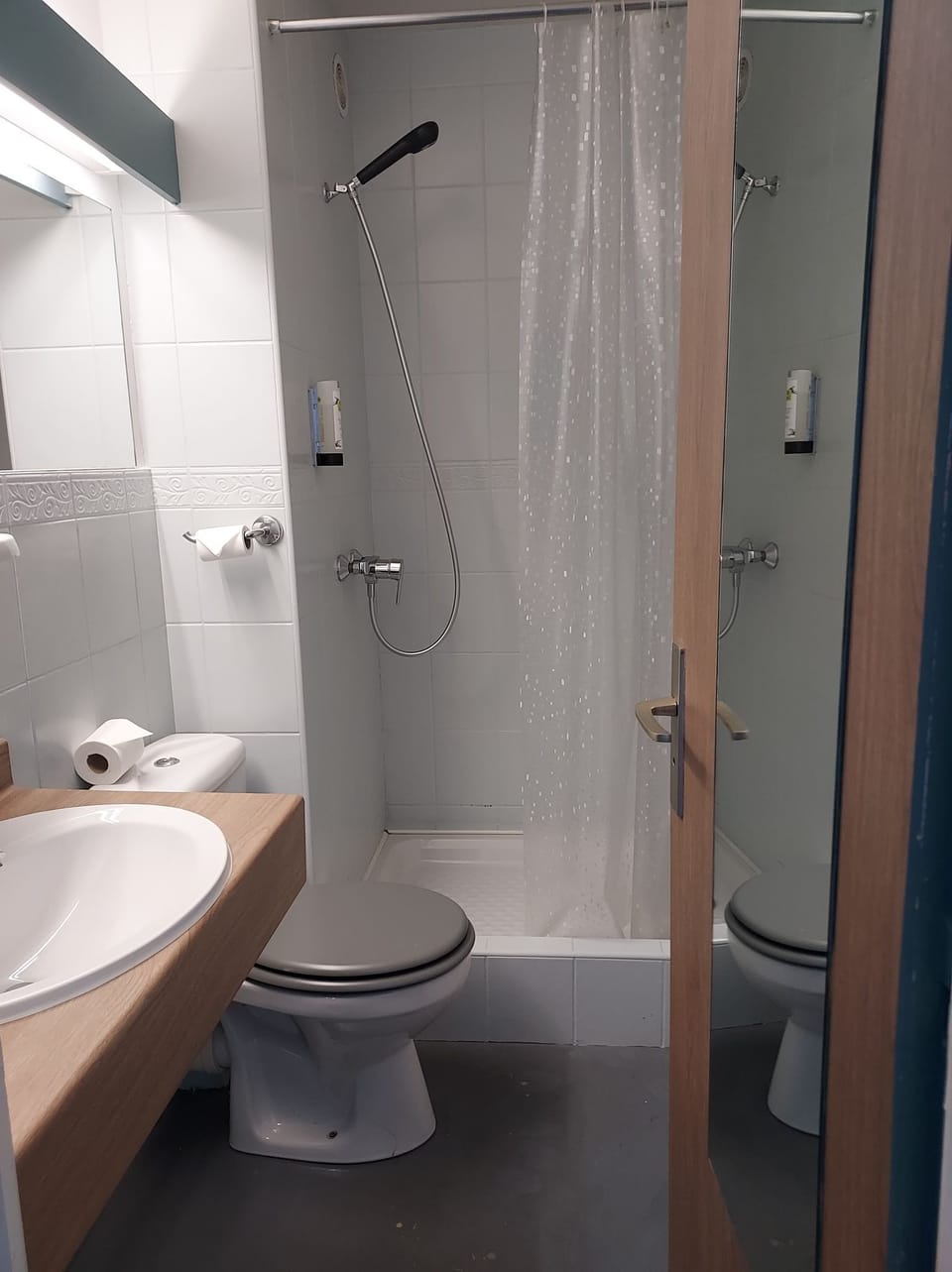 Superior Double Room | Bathroom | Shower, free toiletries, towels