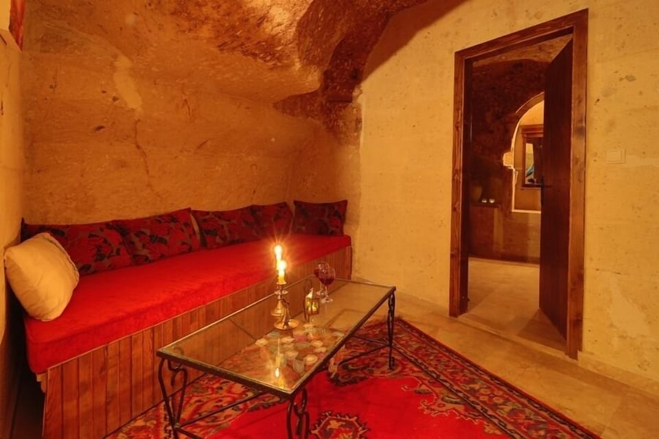 Suite, Jetted Tub (Cave) | Living room | LCD TV
