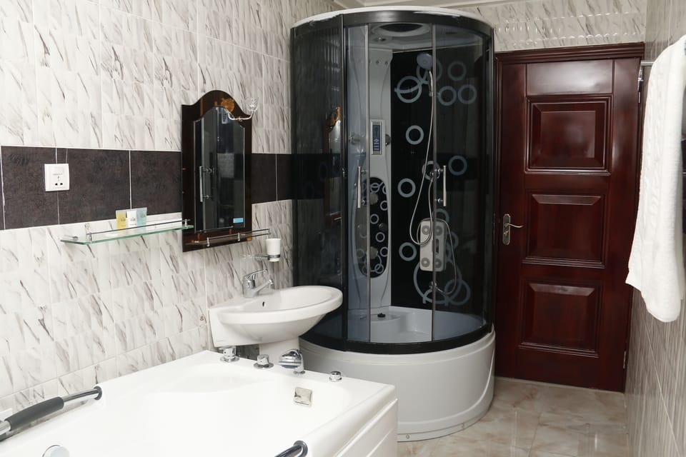 Rainfall showerhead, free toiletries, hair dryer, towels