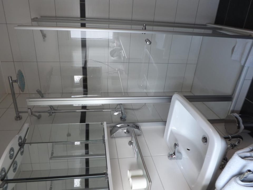 Shower, free toiletries, towels