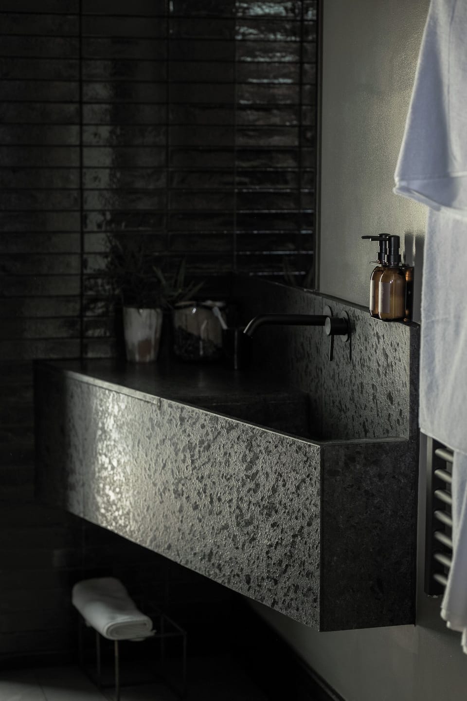 Shower, rainfall showerhead, free toiletries, hair dryer