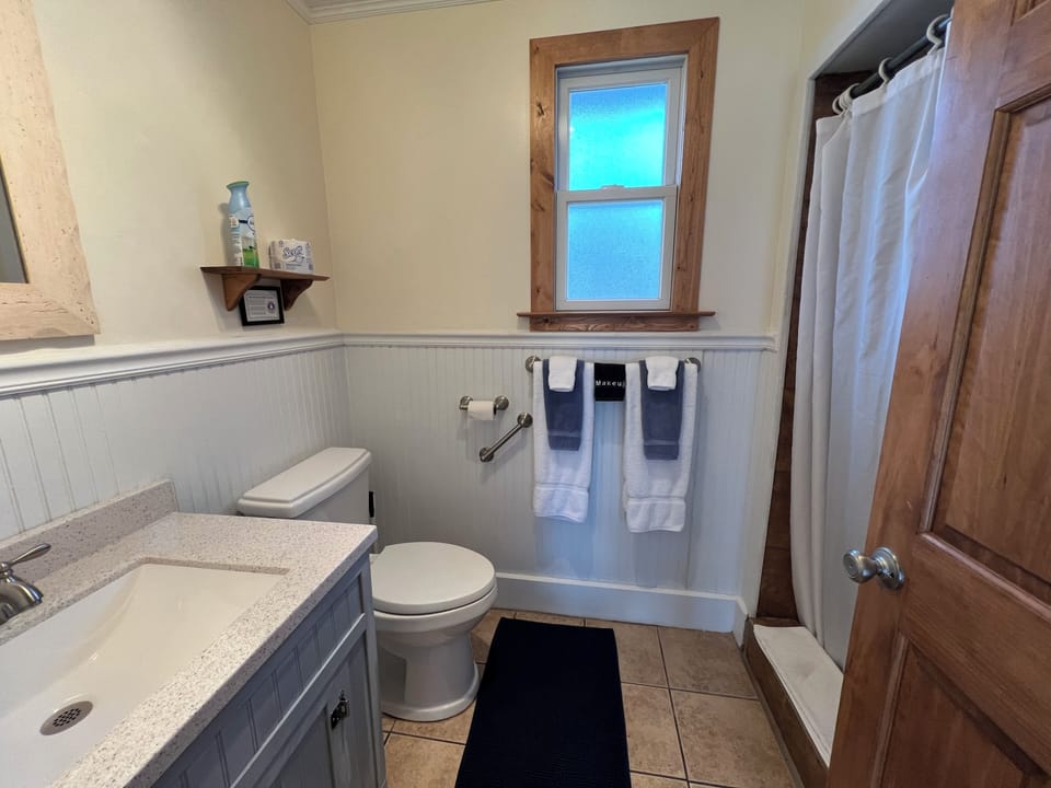 Shower, free toiletries, towels