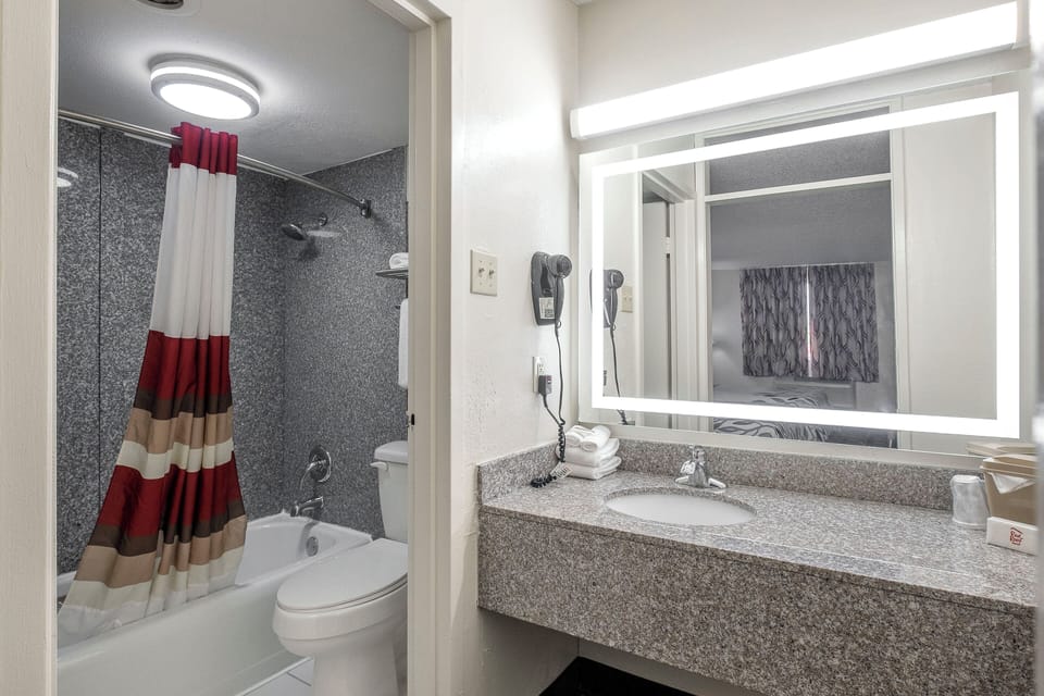 Combined shower/tub, free toiletries, hair dryer, towels