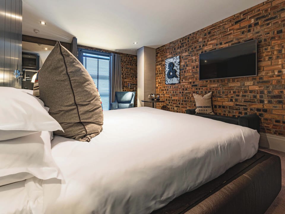 Deluxe Room | Premium bedding, desk, laptop workspace, iron/ironing board