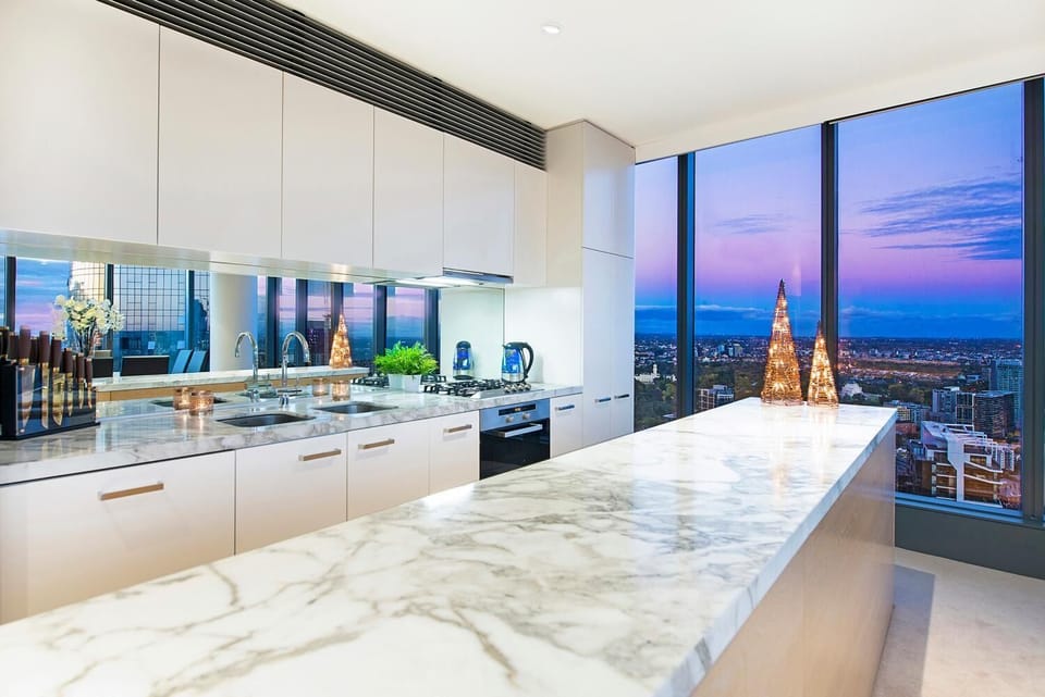 Full-size fridge, microwave, oven, stovetop