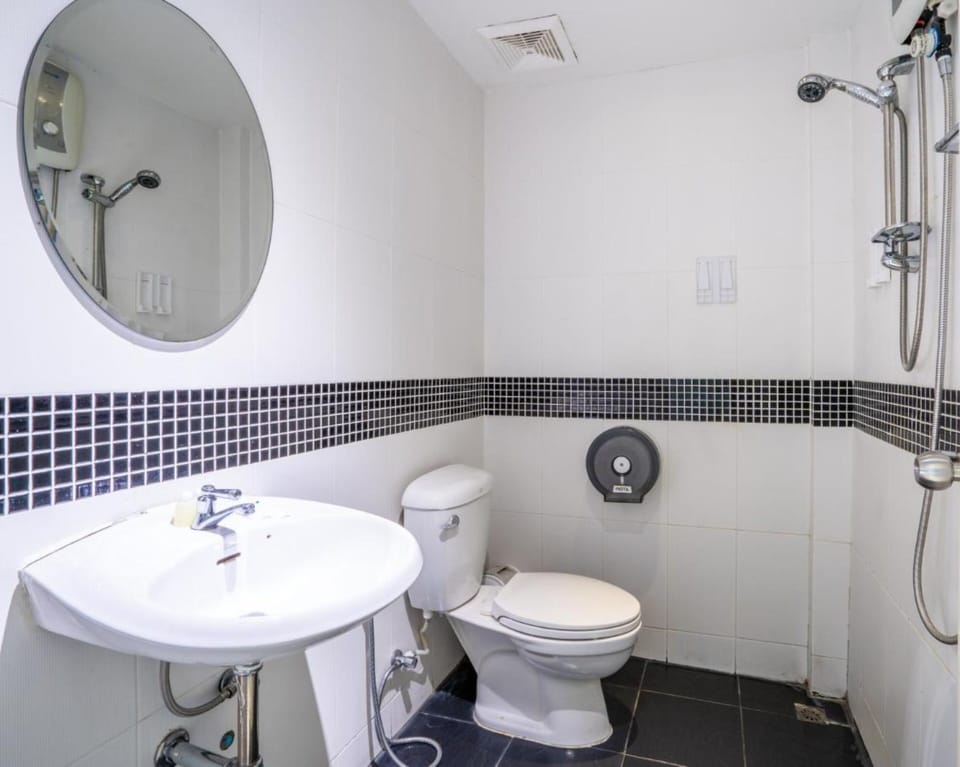 Shower, free toiletries, towels