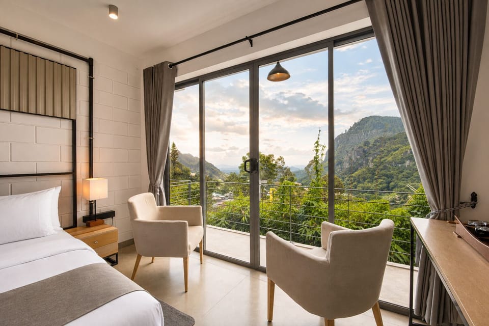 Deluxe Double Room, 1 King Bed | Premium bedding, minibar, in-room safe, desk