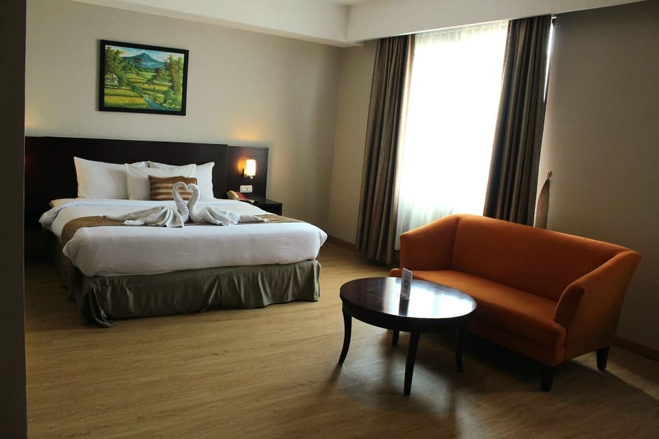 Junior Suite | Minibar, in-room safe, desk, laptop workspace