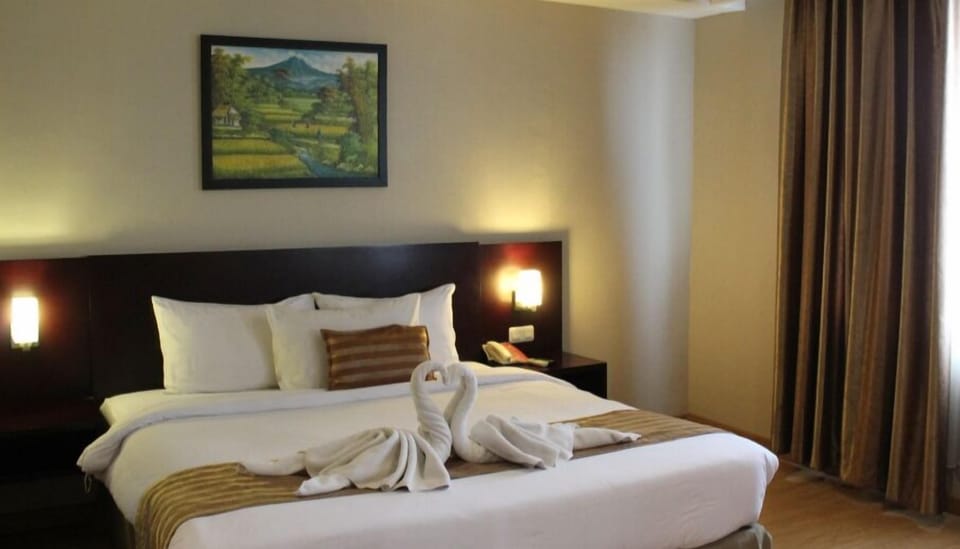 Junior Suite | Minibar, in-room safe, desk, laptop workspace