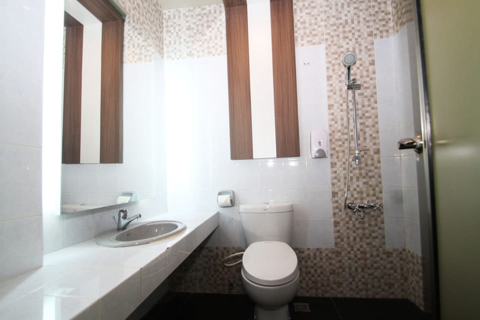 Superior Twin Room | Bathroom | Shower, free toiletries, hair dryer (on request), towels