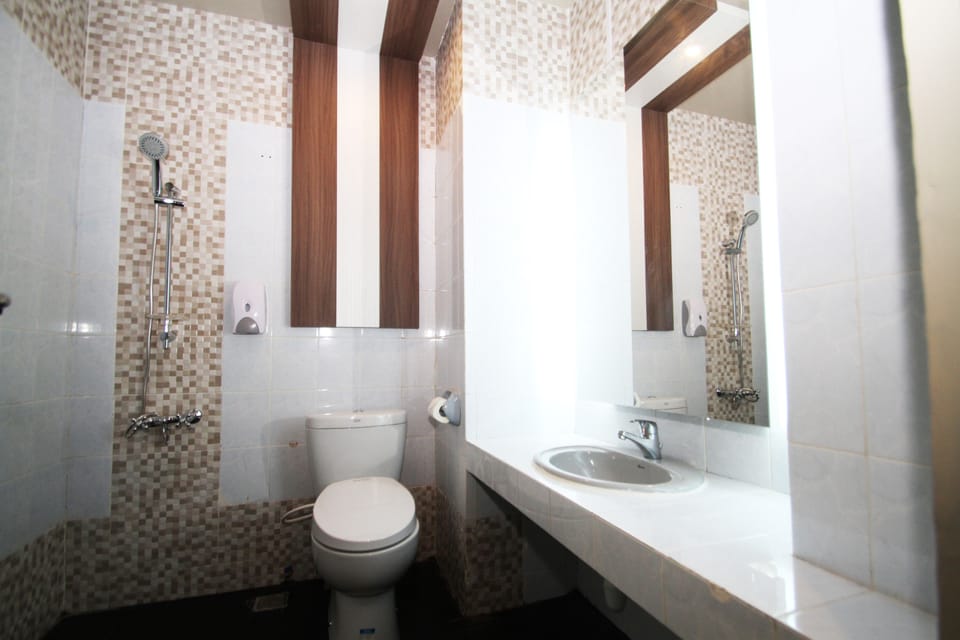 Junior Suite | Bathroom | Shower, free toiletries, hair dryer (on request), towels