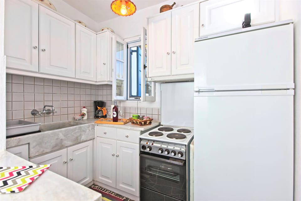 Traditional House, 2 Bedrooms | Private kitchen | Fridge, oven, stovetop, coffee/tea maker