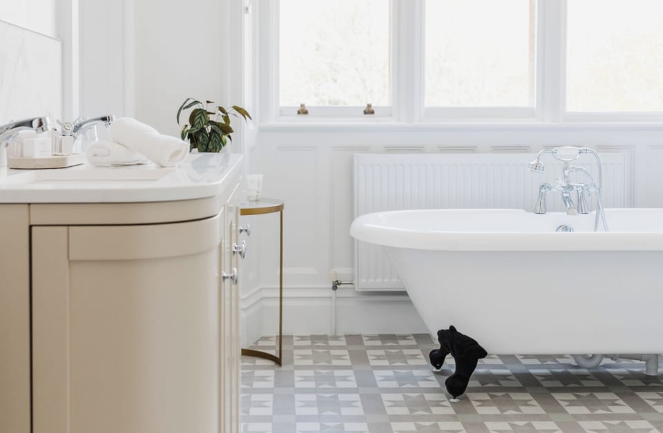 Master Suite (Neville) | Bathroom | Free toiletries, towels