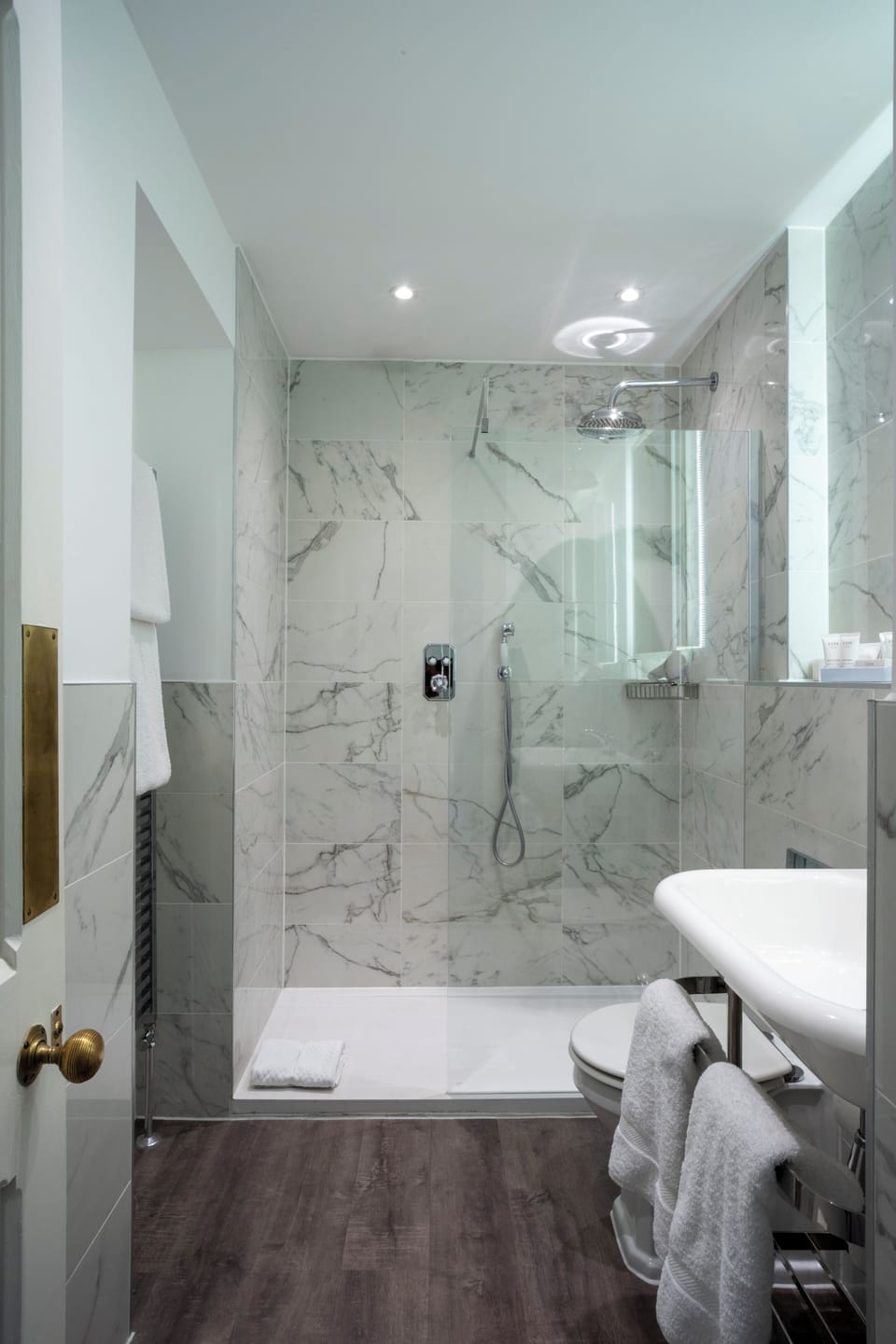 Double Room (Small) | Bathroom | Free toiletries, towels