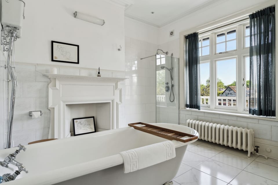 Club Suite, 1 Bedroom, River View | Bathroom | Free toiletries, hair dryer, towels