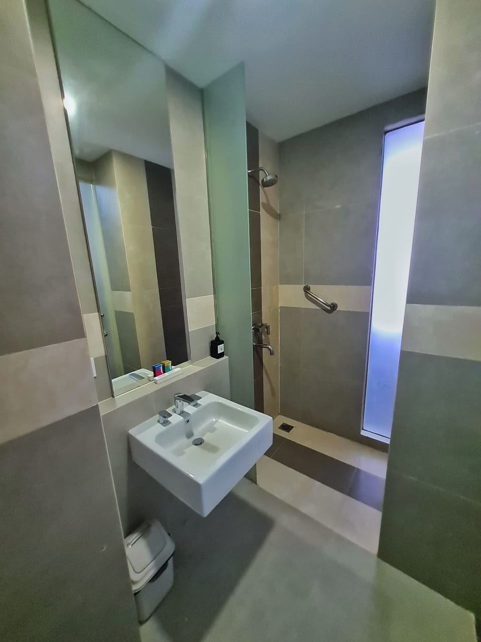 Deluxe Room, 1 Double Bed | Bathroom | Shower, free toiletries, slippers, towels