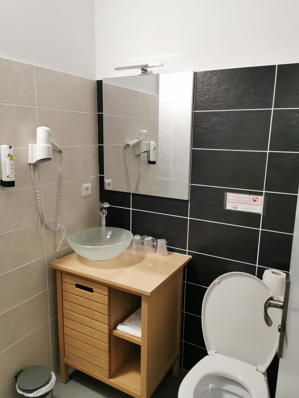 Shower, rainfall showerhead, free toiletries, hair dryer
