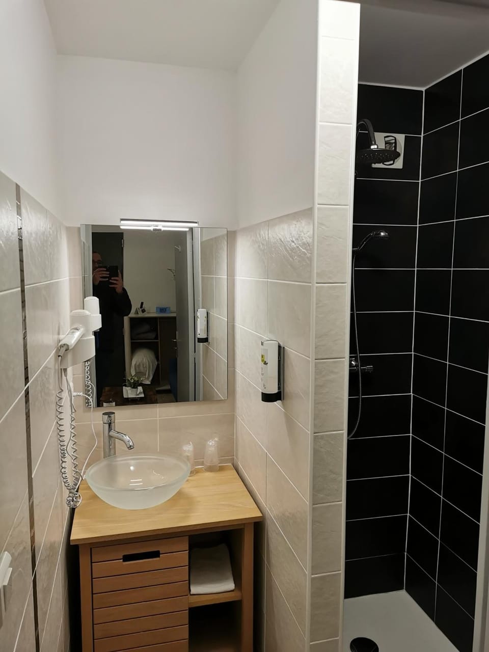 Shower, rainfall showerhead, free toiletries, hair dryer