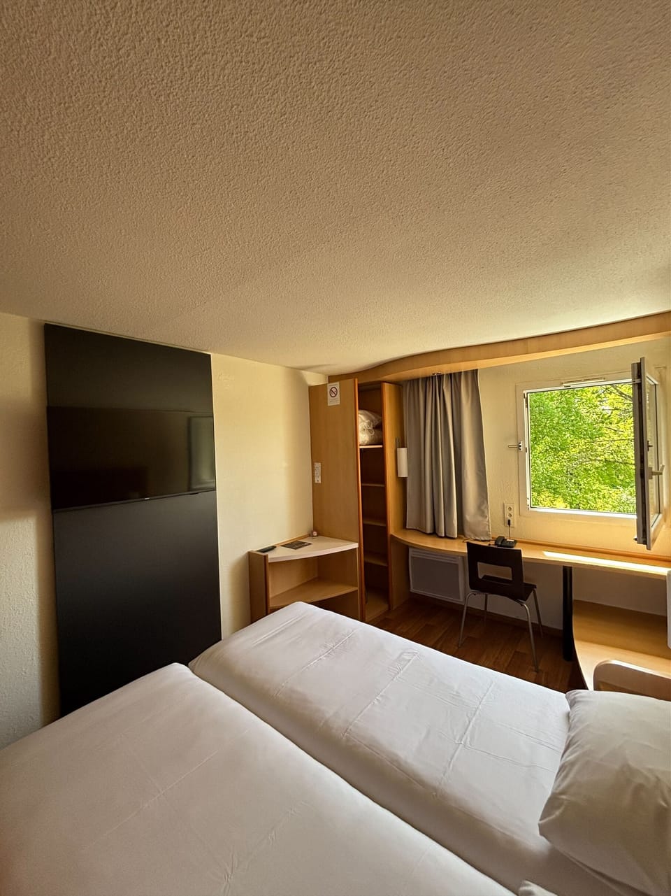 Standard Room, 2 Twin Beds | In-room safe, desk, soundproofing, iron/ironing board
