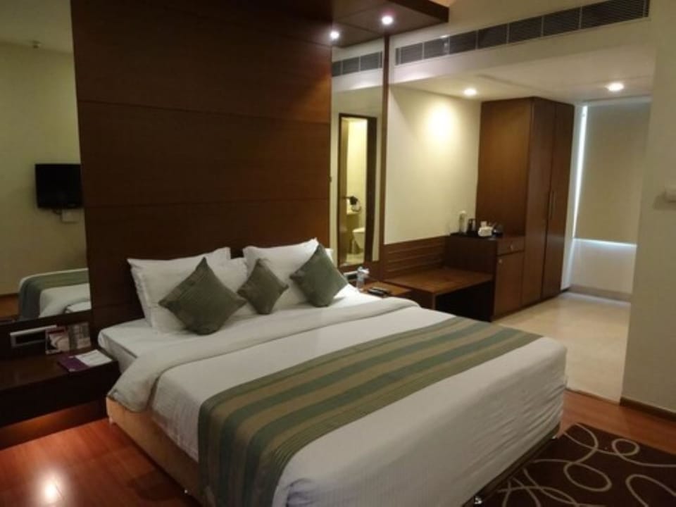 Deluxe Suite | Egyptian cotton sheets, premium bedding, pillowtop beds, minibar