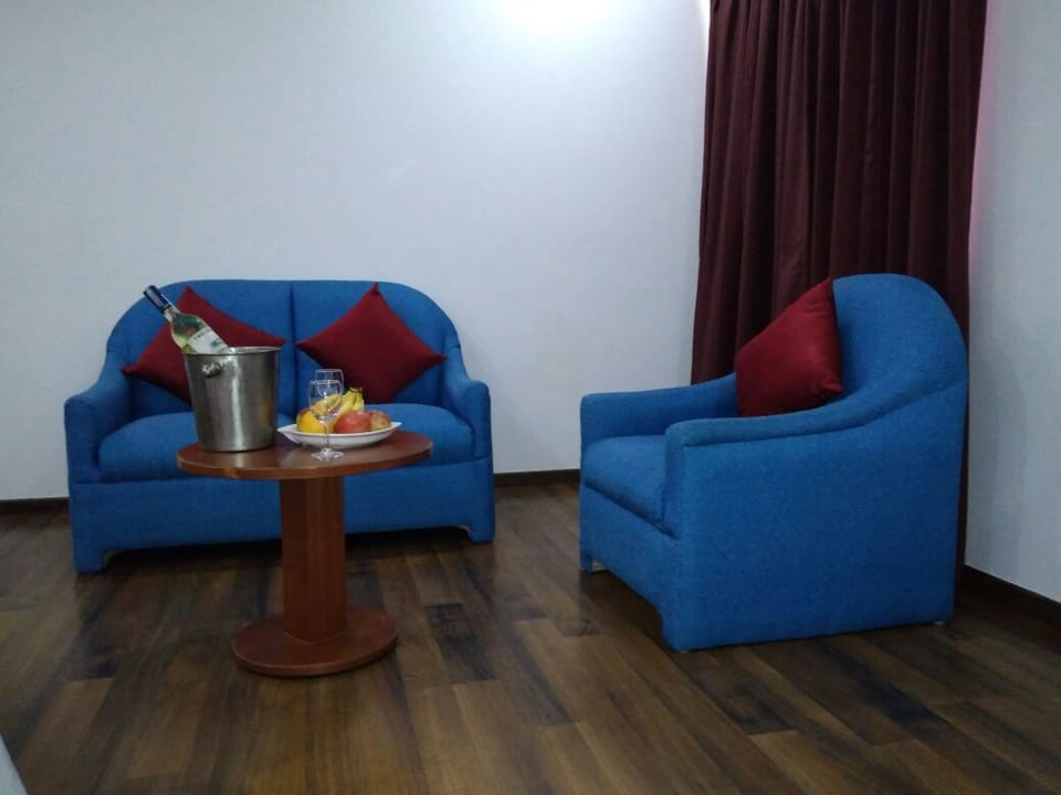 Comfort Room, 1 Double Bed, City View, Corner | Living area | TV