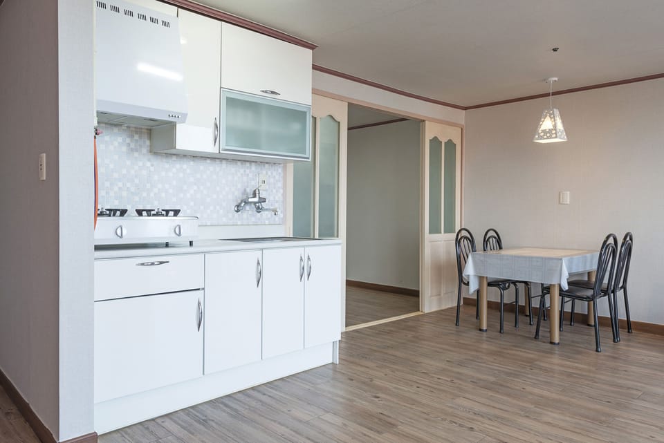 Condo (34 PY) | Private kitchen | Fridge, stovetop, electric kettle, cookware/dishes/utensils