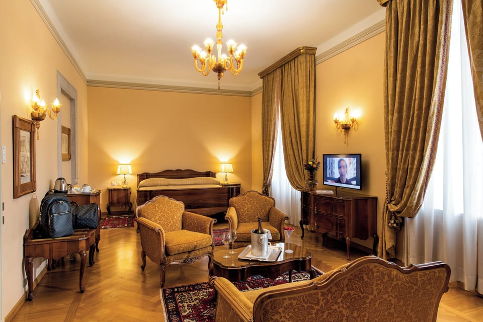 Junior Room, 1 King Bed | Premium bedding, minibar, in-room safe, desk