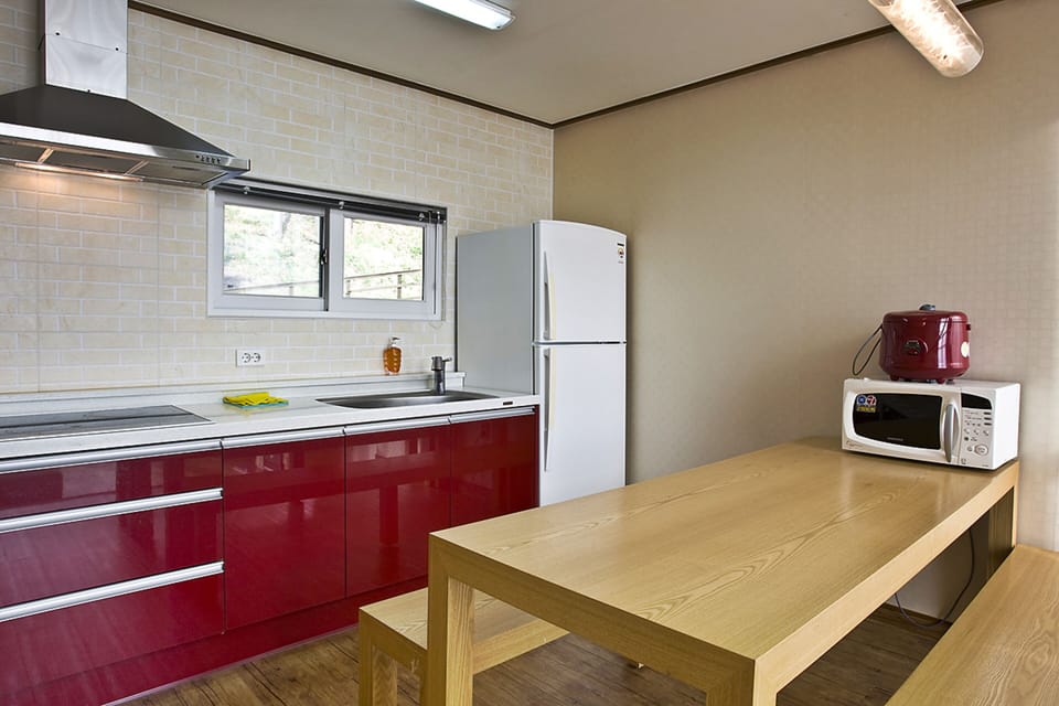White Suite Room | Private kitchen | Full-size fridge, stovetop, rice cooker, cookware/dishes/utensils