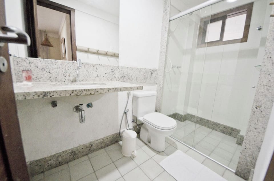 Master Room | Bathroom | Shower, free toiletries, hair dryer, towels
