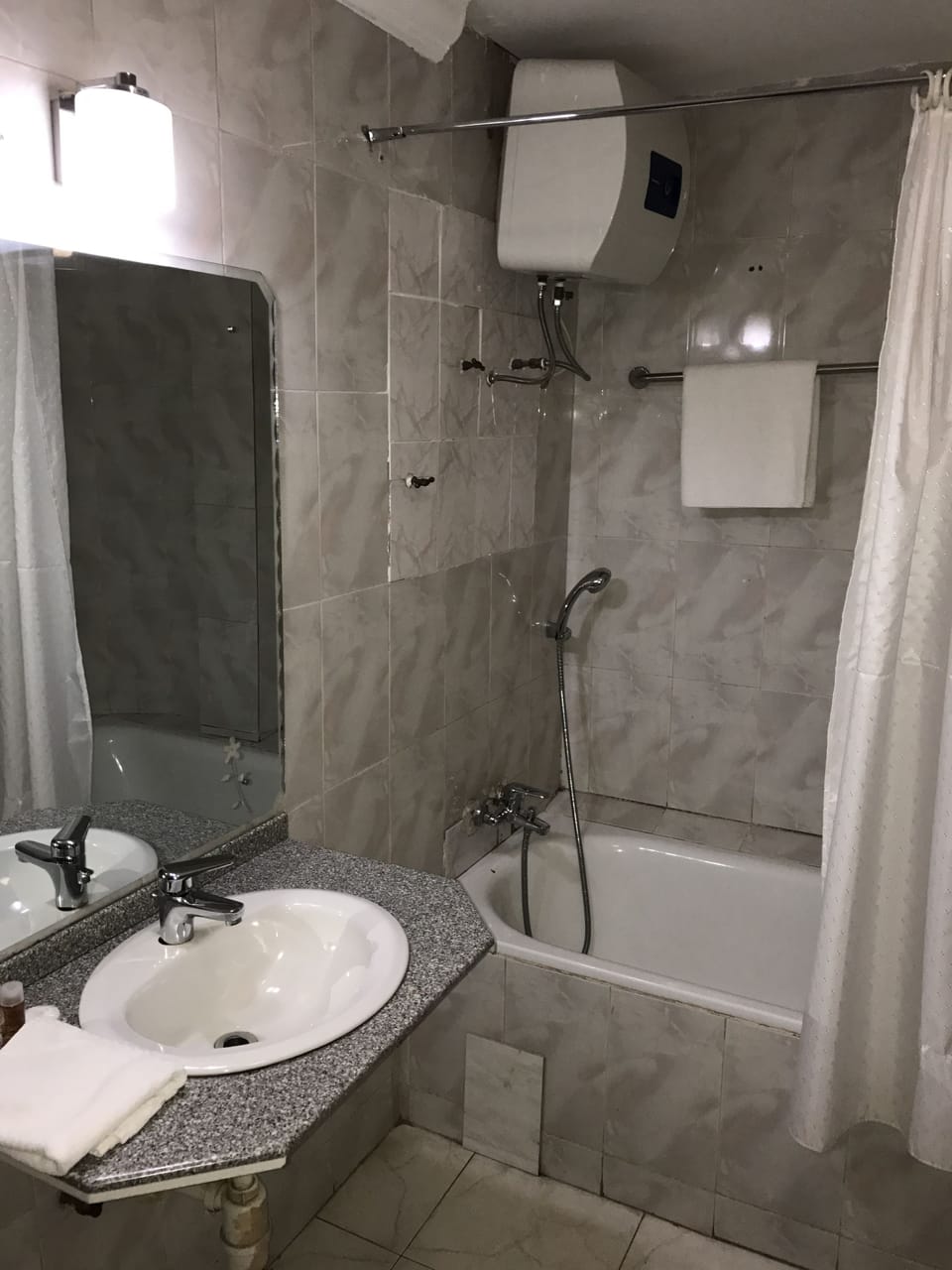 Superior Suite, City View | Bathroom | Combined shower/tub, free toiletries, slippers
