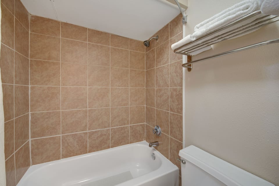 Combined shower/tub, hair dryer, towels