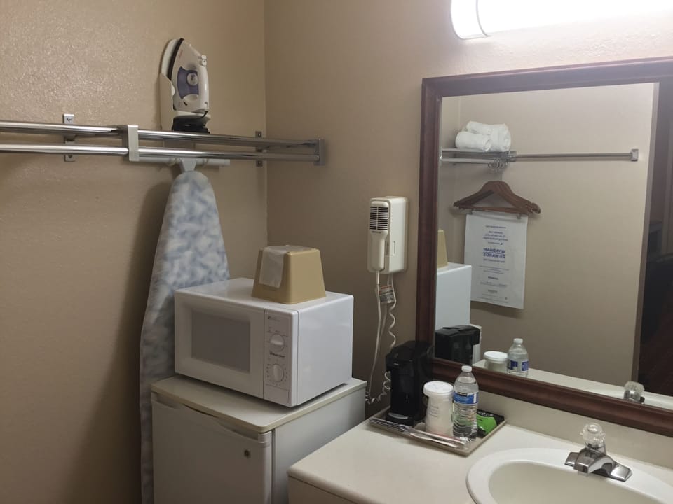 Combined shower/tub, hair dryer, towels