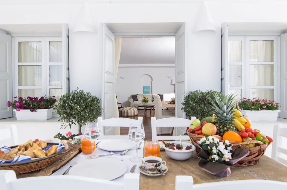 Private kitchen | Fridge, microwave, stovetop, coffee/tea maker