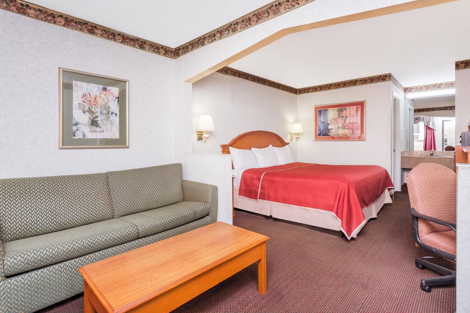 Basic Room, 1 King Bed, Non Smoking | Desk, laptop workspace, blackout drapes, iron/ironing board