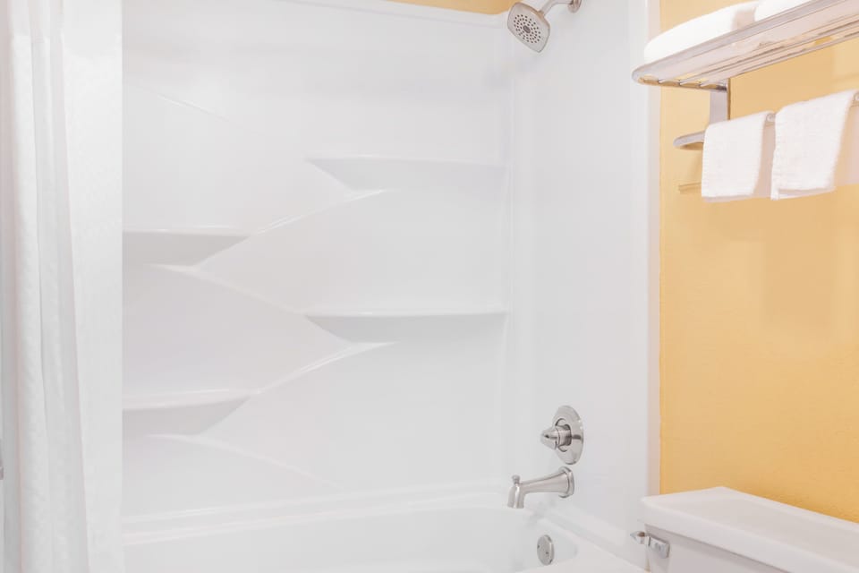 Combined shower/tub, free toiletries, towels