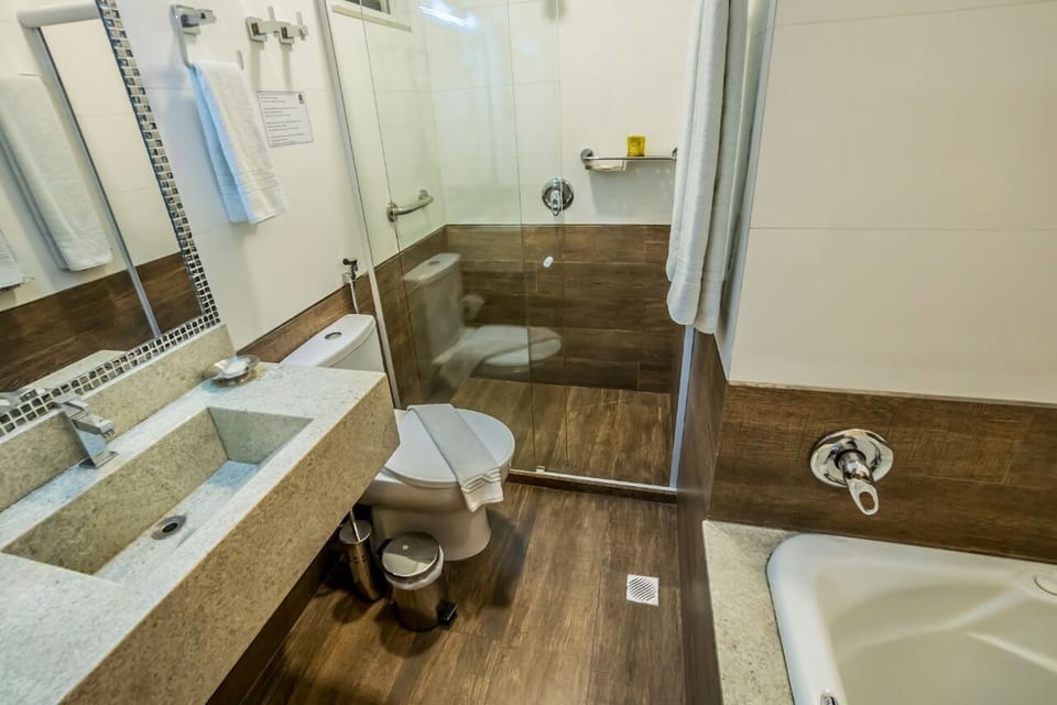 Deluxe Double Room, Bathtub | Bathroom | Shower, free toiletries, hair dryer, towels