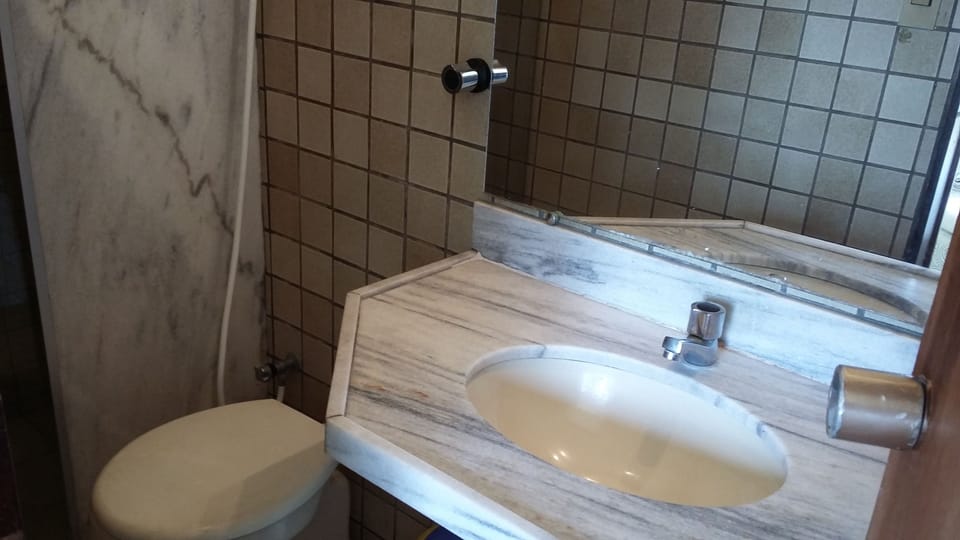 Single Room | Bathroom | Shower, free toiletries, towels