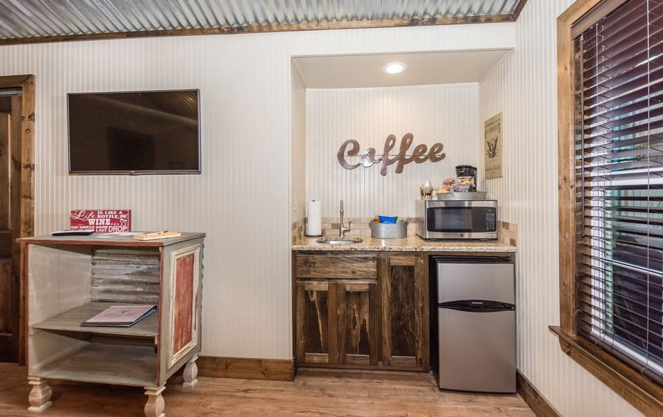 Cottage, Vineyard View (Hunter's Paradise) | Private kitchenette | Fridge, microwave, coffee/tea maker