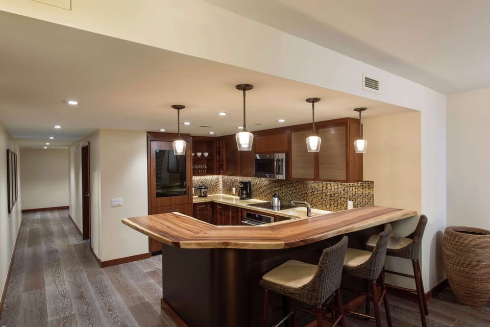 Full-size fridge, microwave, oven, stovetop