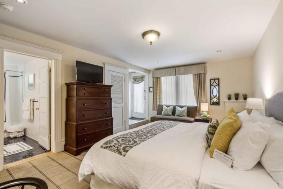 Premium bedding, down comforters, iron/ironing board, free WiFi