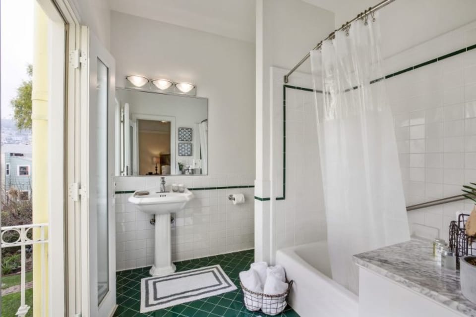 Combined shower/tub, bathrobes, towels