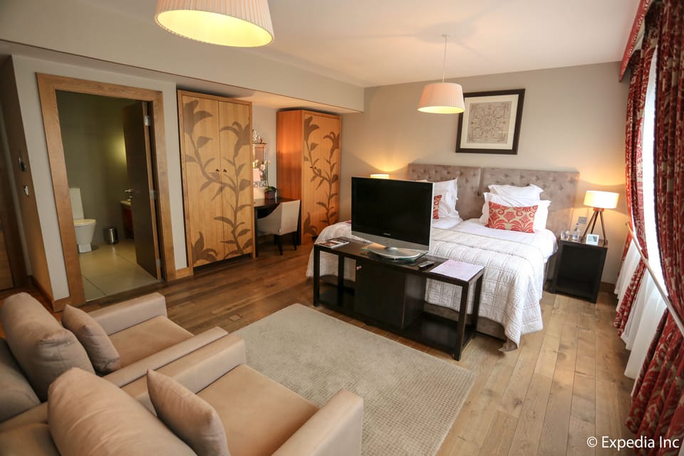 Luxury Twin Room | Minibar, in-room safe, desk, iron/ironing board