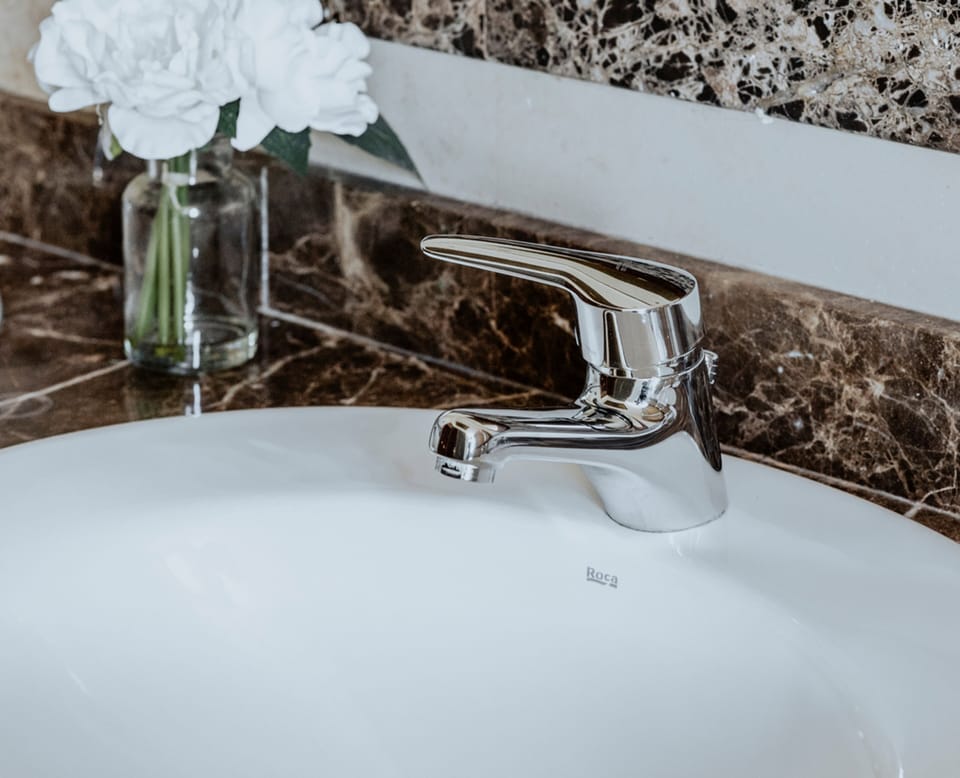 Separate tub and shower, deep soaking tub, free toiletries, hair dryer